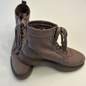 H & M Women’s Lace Up Boots Size 10